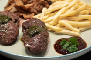 Gegrillte Schweinenieren mit Shiitake-Pilzen, Pommes frites und BBQ-Sauce