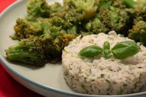 In Butter geschwenkter Brokkoli mit Käse-Reis