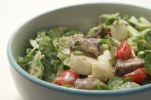 Mediterraner Sommer-Salat mit gebratenen Steakstreifen in Joghurt-Dressing