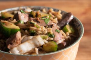 Schweineniere mit Gemüse und Reisnudeln in schwarzer Bohnensauce
