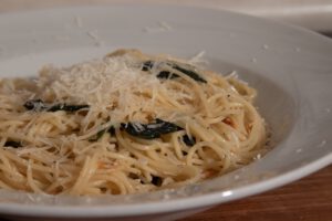 Spaghetti mit Knoblauch, Salbei und Olivenöl