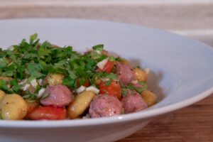 Salsiccia-Gnocchi-Tomaten-Champignons-Pfanne mit frischem Knoblauch und Petersilie