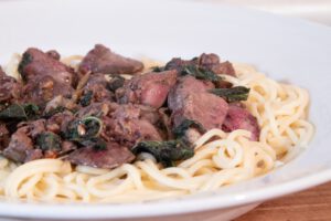 Salbei-Knoblauch-Leber in Olivenöl auf Spaghetti