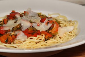 Spaghetti mit Tomaten-Paprika-Thymian-Sauce