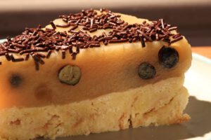 Apfelmus-Heidelbeer-Torte mit Schokoladenstreuseln