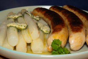 Cheddar-Würste mit Spargel