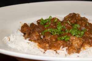 Rindergulasch in dunkler Thymian-Sauce auf Basmatireis